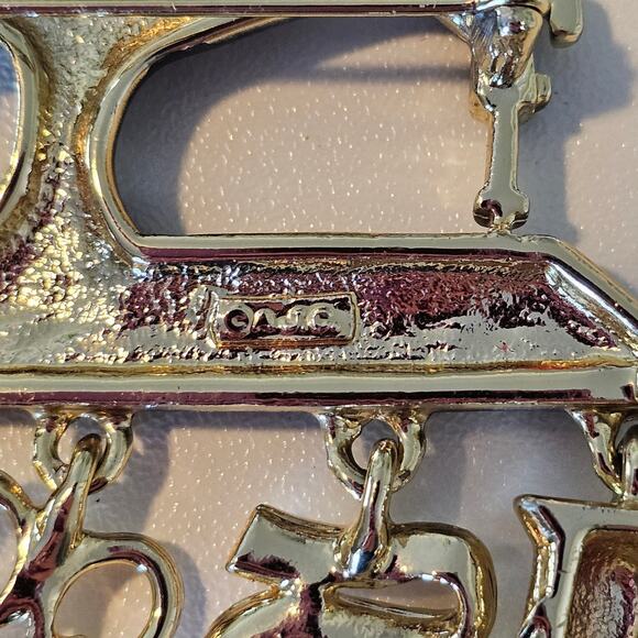 Vintage AJC Black Sewing Machine Brooch Pin with Gold Trim Signed - Picture 6 of 6
